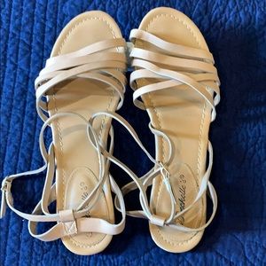 🌼 4/$20 Breckelle’s Cream strappy sandals sz 9M